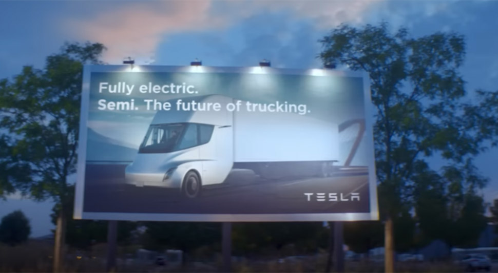 renoov-spot-tesla-screenshot-youtube.jpg